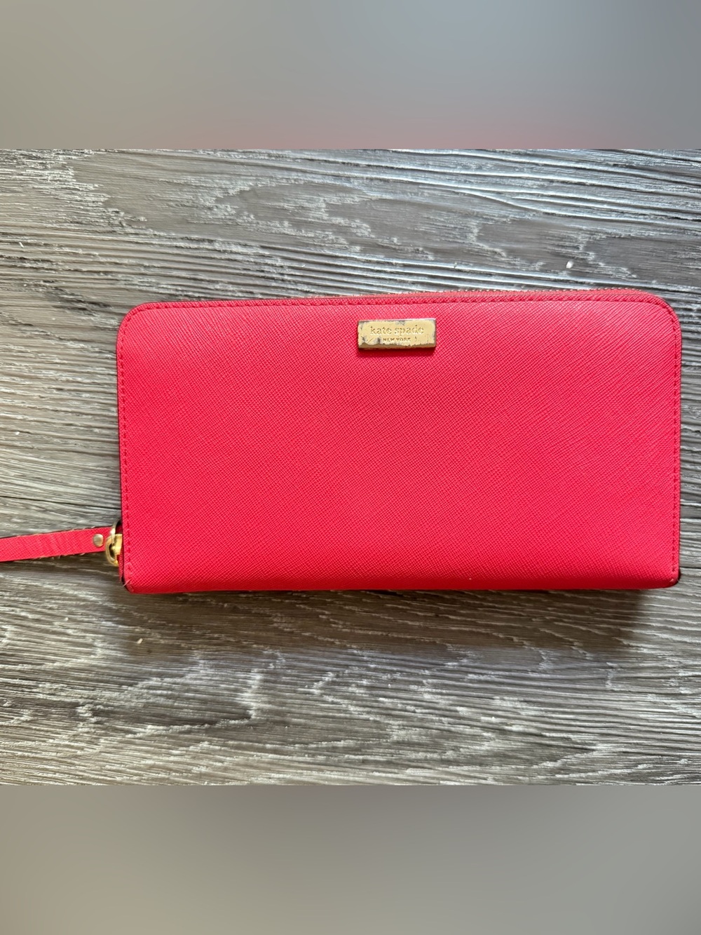 kate spade bright red zip-around Saffiano leather wallet with gold plaque - Picture 1 of 4